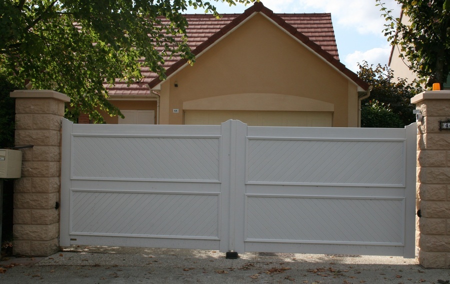 Les atouts votre artisan BEYNAT FERMETURES pour votre portail PVC